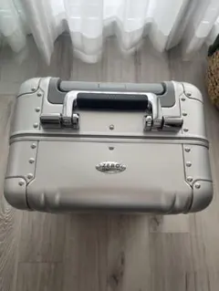 ZERO HALLIBURTON アルミキャリーケース シルバーのサムネイル