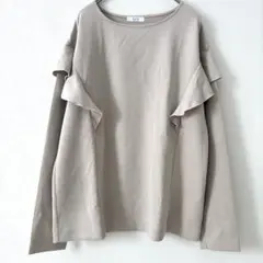 a.v.v アーヴェヴェ　フリル付きベージュ長袖カットソー