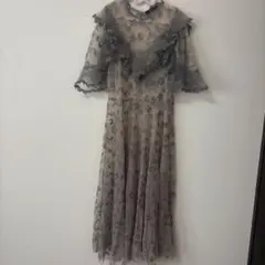LEJA スパンコール花柄刺繍デコルテカットソフトパフスリーブ - メルカリ