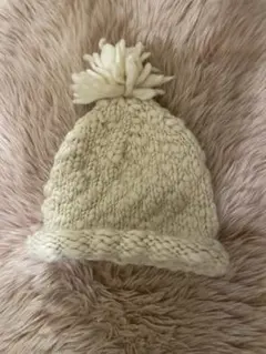 ポンポン付きアイボリーニット帽