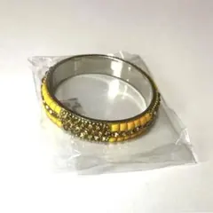 真鍮のベースに手作りの黄色のビーズと金色の石が象嵌されたバングルパーティーに最適