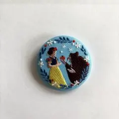 Disney Characters 刺繍缶バッジビスケット(白雪姫)