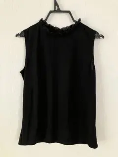 フリル付き黒タンクトップ