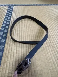 ブラック合成皮革ベルト ロゴバックル