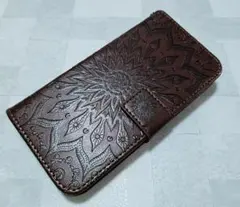 iPhone16e 用 スマホケース 手帳型 浮彫エスニック柄 ブラウン