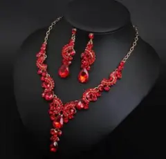 ③【大好評】赤　クリスタルネックレス　ピアスセット　キラキラ　ダンス　結婚式
