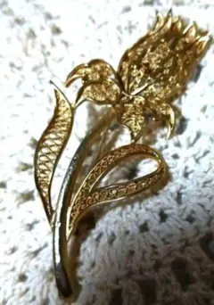 チューリップ型ゴールドブローチ