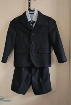 黒いフォーマルスーツ（ショートパンツ付き）120cm