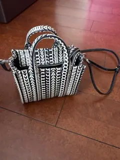 MARC JACOBS モノクロ文字プリント ショルダーバッグ