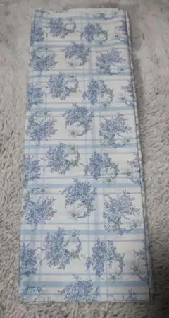 青い花柄プリントの綿生地　305 x 110