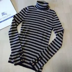 ご専用です美品　バーバリーブルーレーベル袖ボタン付きホース刺繍リブタートルネック