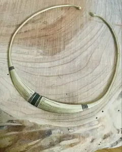エスニック風彫刻チョーカー