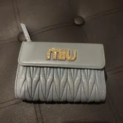 未使用に近い】現行 MIU MIU マテラッセ 二つ折り財布 ロゴ金具 グレー