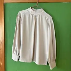 ベージュ ハイネックブラウス 長袖