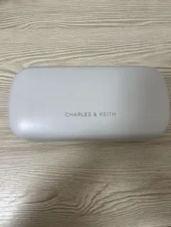 CHARLES & KEITH サングラスケースのサムネイル