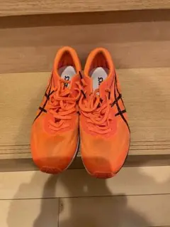 ASICS オレンジ スパイクシューズ