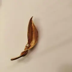 葉の形状のブローチ