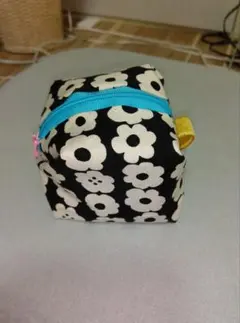 花柄小型ポーチ