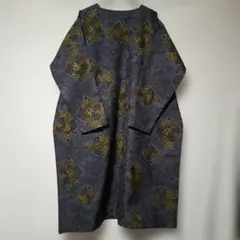 ゆったりサイズの大島紬リメイク。黒地に紫の幾何学文様と花柄のロングワンピース