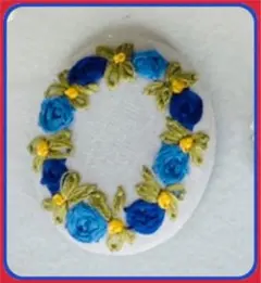 ハンドメイド刺繍のブローチ（ブルー系）