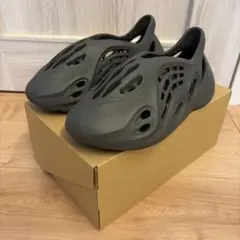 adidas YEEZY Foam Runnerのサムネイル