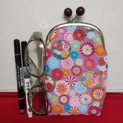 ハンドメイドの口金ポーチ、縦長、和柄、紫ピンク地、お花、マチ約3センチあり。