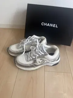 CHANEL スニーカー ホワイト シルバーのサムネイル
