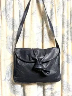 黒のレザーショルダーバッグ 結び目付き