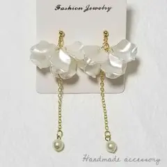 ホワイト 花びら×一粒パール　揺れるピアス　イヤリング　ピアス　ハンドメイド
