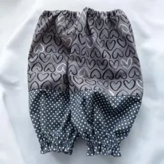 ハンドメイド　チャコールグレー系(シルバーと黒のハート×ドット柄)のアームカバー