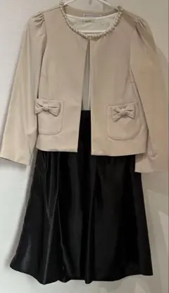ベージュジャケットと黒スカート　3点セット　フォーマル　オペークドットクリップ