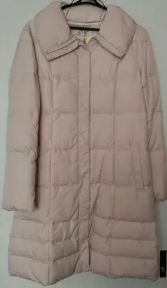 薄いピンクのダウンジャケット
