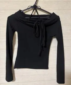 黒いオフショルダー長袖トップス