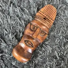 ニュージーランド産 マオリ族魔除けの木彫人形、テコテコ像 パウア貝