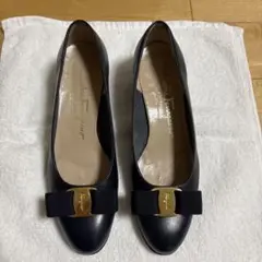 Salvatore Ferragamo ヴァラ パンプス ネイビーのサムネイル