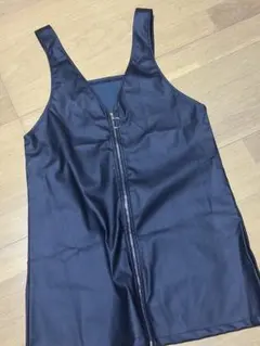 黒い合成皮革ノースリーブワンピース