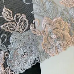 シルバーグレイとペールピンクのお花刺繍チュールレース　1m　N-318