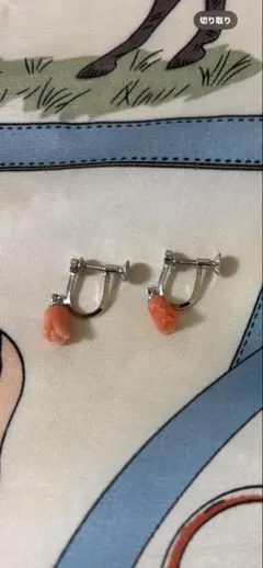 イヤリング　サンゴ風（チューリップ型）