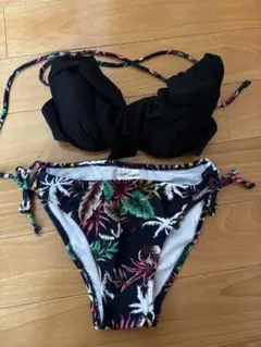 フリル付きビキニセット 黒と葉柄