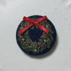■ビーズ刺繍ブローチ　赤いリボンのついたリース