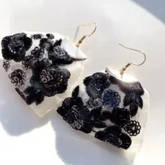 ブラックホワイトインド刺繍リボンピアス