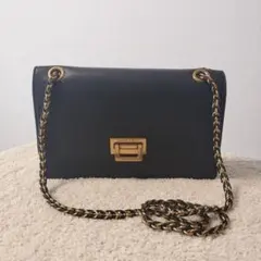 黒い合成皮革ショルダーバッグ