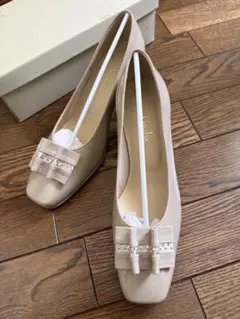 【新品未使用】t.inaba イナバ パンプス ベージュエナメル24cm