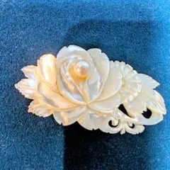 バラの形状の真珠風ブローチ