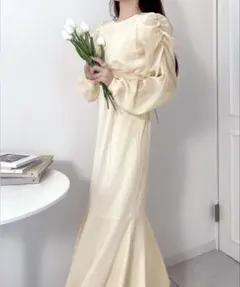 クリーム色のフレアスカートセットアップ