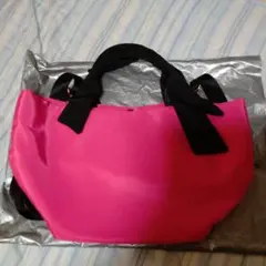 ピンクと黒のショルダーバッグ