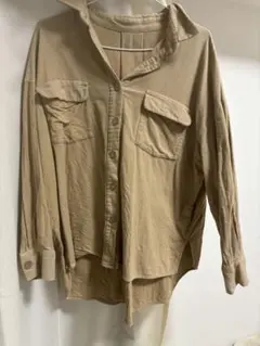 ベージュ ボタンアップシャツ 長袖