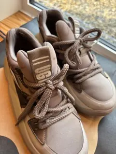 UGG 厚底スニーカー