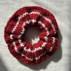 シュシュ　ハンドメイド　編み物 レッド×アイスブルー