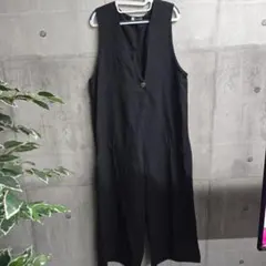 黒いVネックサロペット